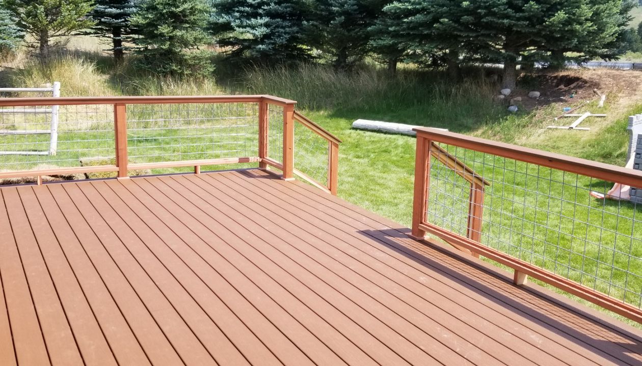 12' x 26' Trex Enhance Saddle w/ wood/hog panel railing