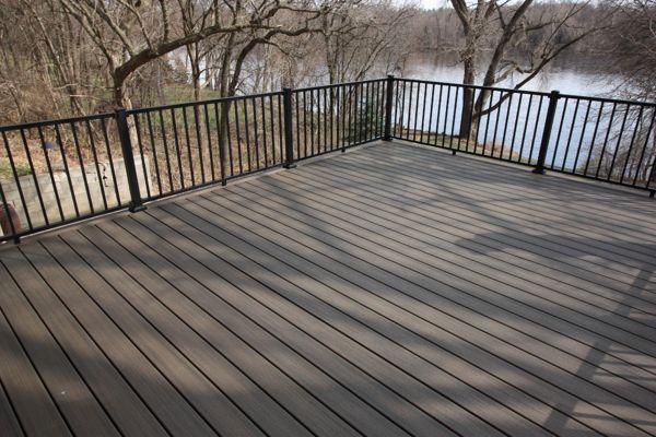 Trex Enhance Naturals Coastal Bluff with Trex Signature Aluminum Railing
