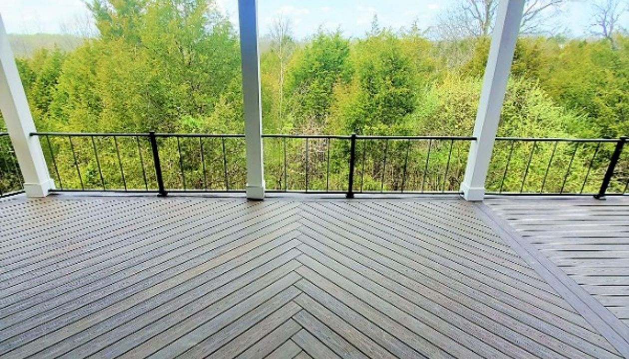 1600 sqft Trex Transcends Tiki Torch and Spiced Rum Border, Herringbone Pattern