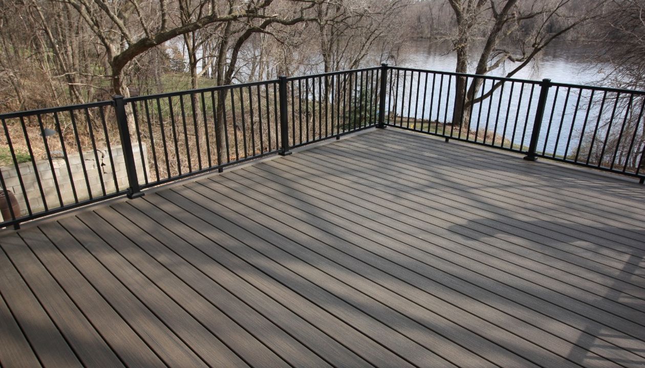 Trex Enhance Naturals Coastal Bluff with Trex Signature Aluminum Railing
