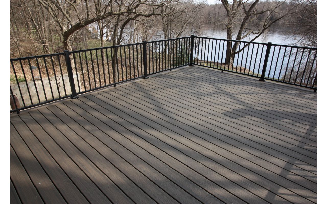 Trex Enhance Naturals Coastal Bluff with Trex Signature Aluminum Railing