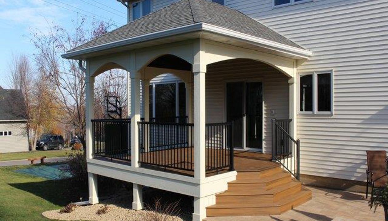 Trex decking in Havanah Gold with Trex Spiced Rum Border