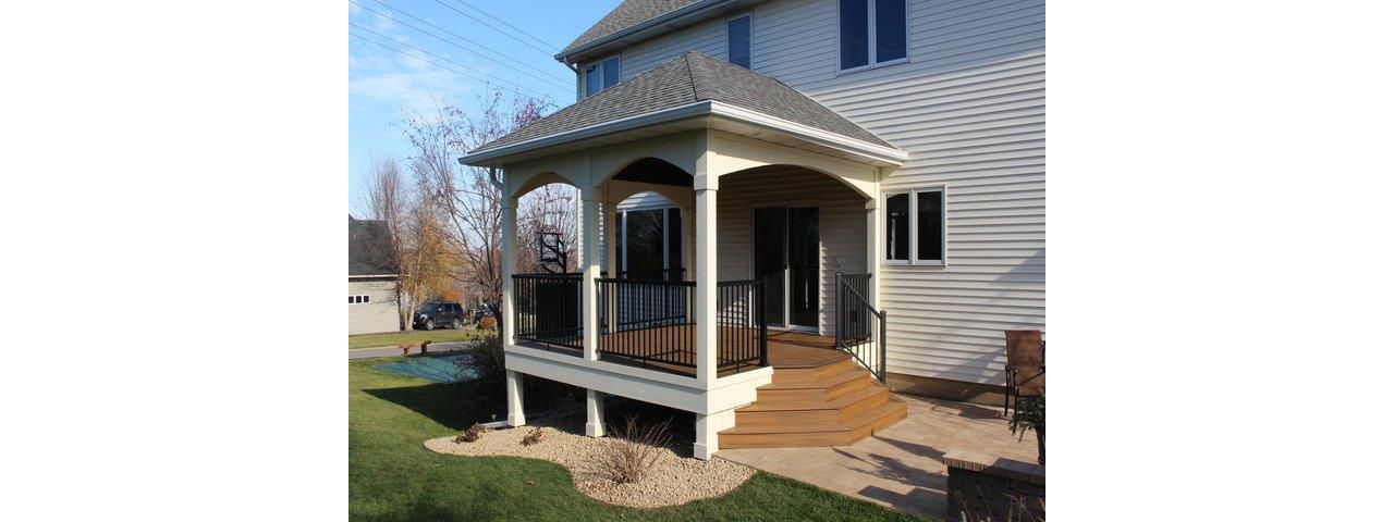 Trex decking in Havanah Gold with Trex Spiced Rum Border