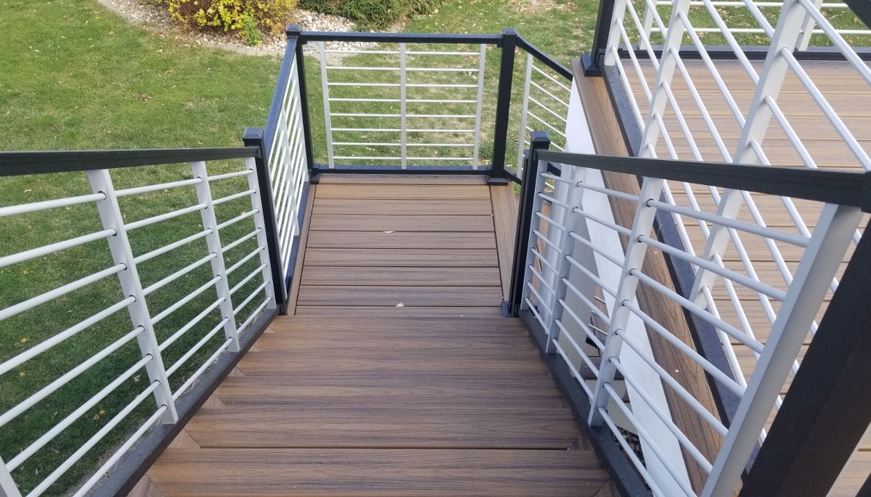 Trex Havana Gold decking with Trex Rod Rail