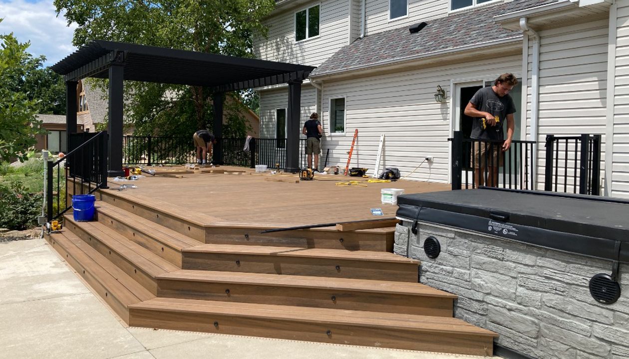 Trex Havana Gold Trex lighting, black railing