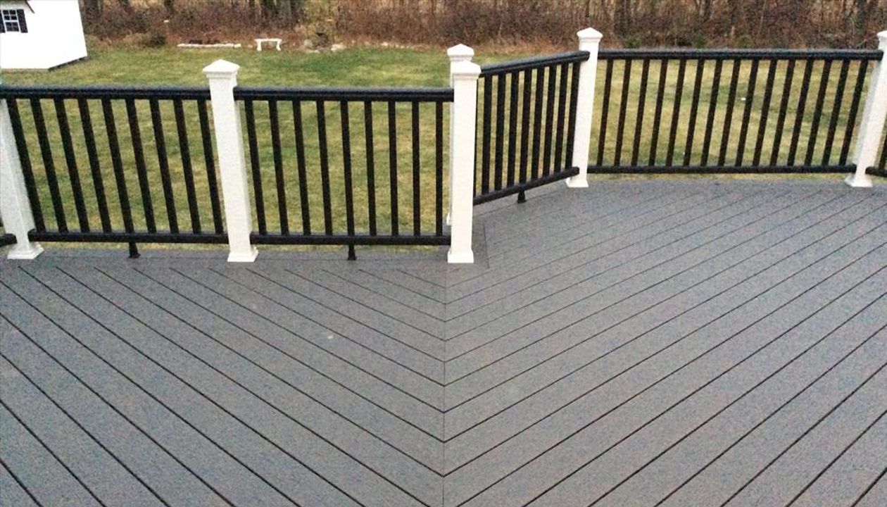 Clamshell decking in a herringbone pattern with white and black Transcends railing.