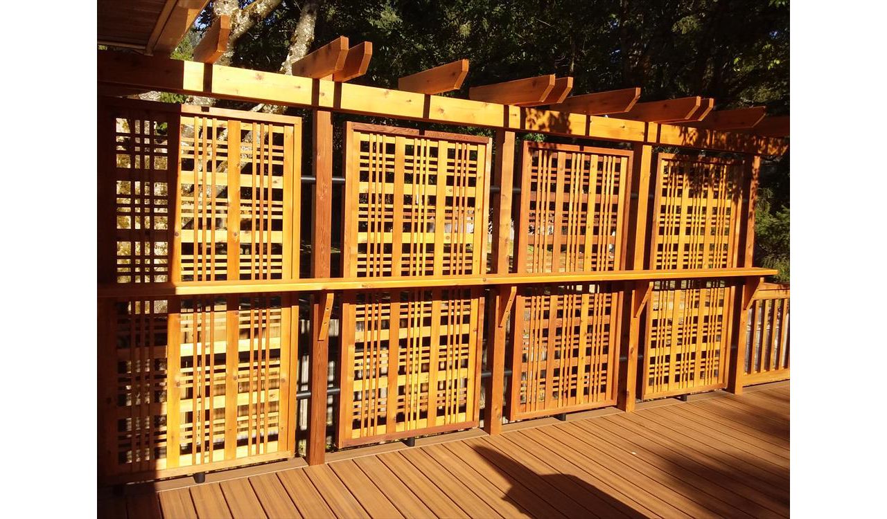 Trex Contour Torino Brown with Torino Brown border and privacy rail with drink bar done in appearance grade pressure treated and stained cedar.