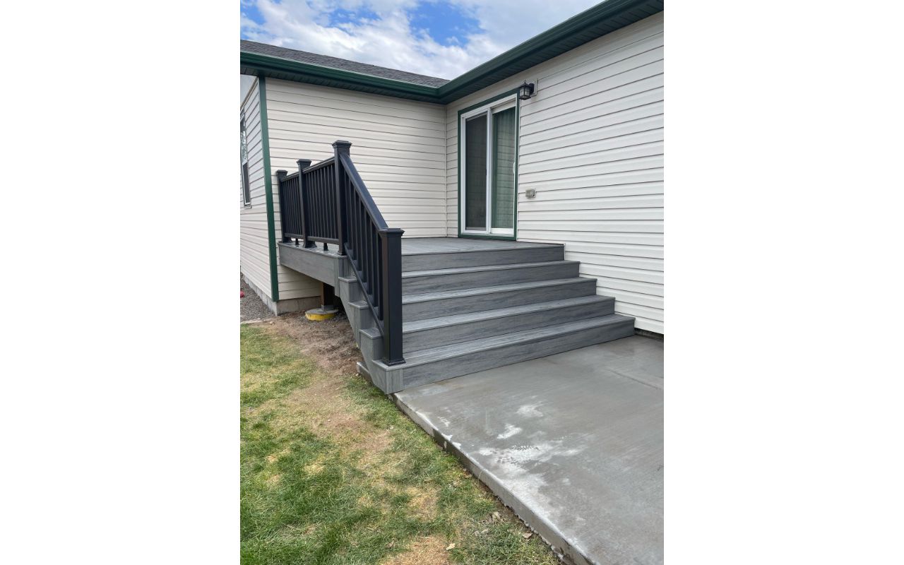 A small 10'x10 Trex deck with Island Mist decking and Charcoal Black Transcend Railing