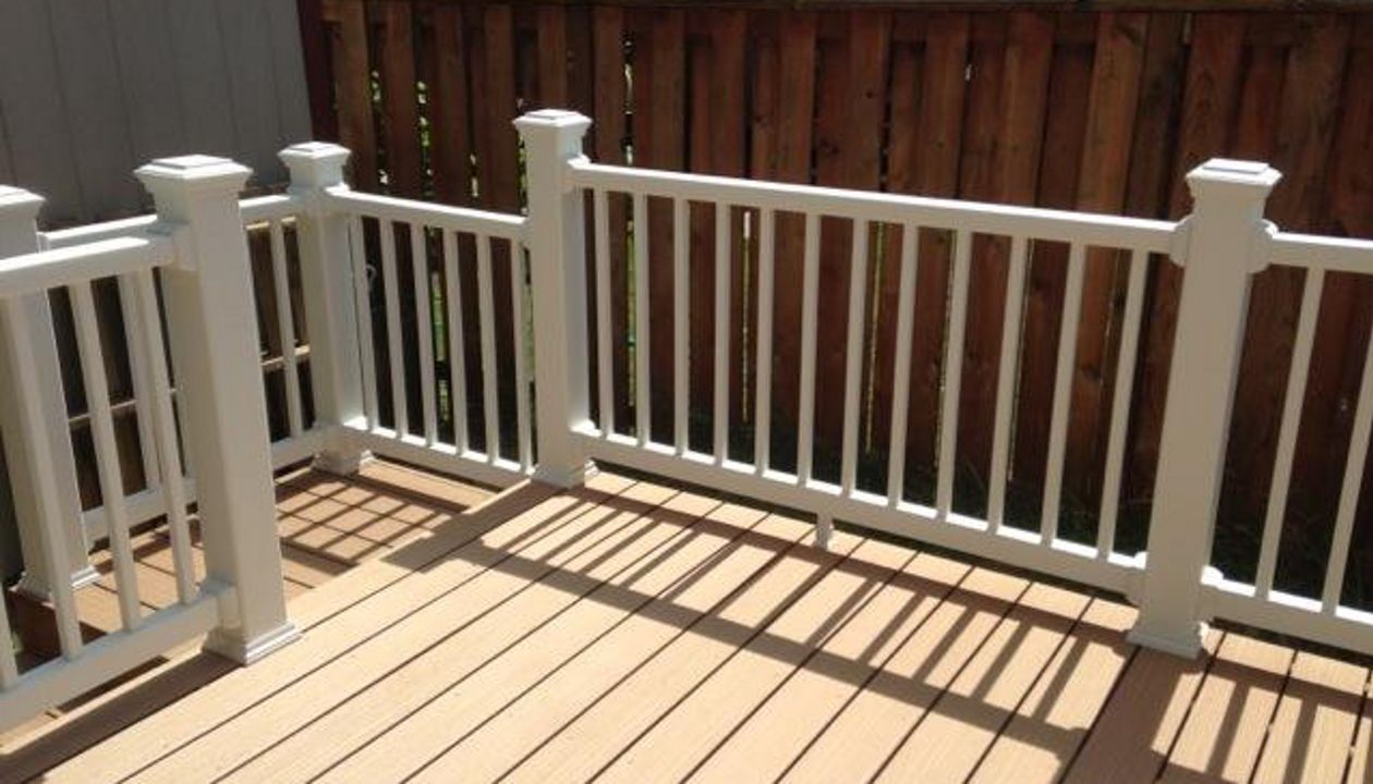 Beaverton, OR deck built w/ Trex Select White Handrail