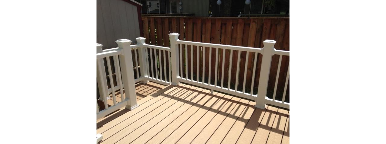 Beaverton, OR deck built w/ Trex Select White Handrail