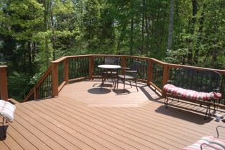Trex Transcend Treehouse deck with Transcend Treehouse rails in Lexington, NC.