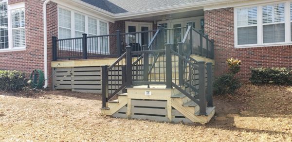 Trex Select Pebble Grey decking with Black Trex Railing