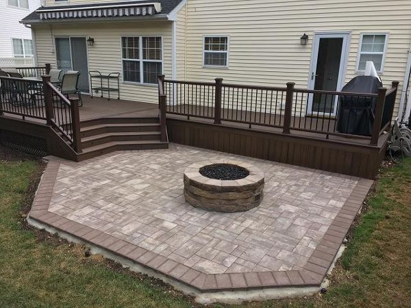 MELVILLE Deck with fire pit and Patio
