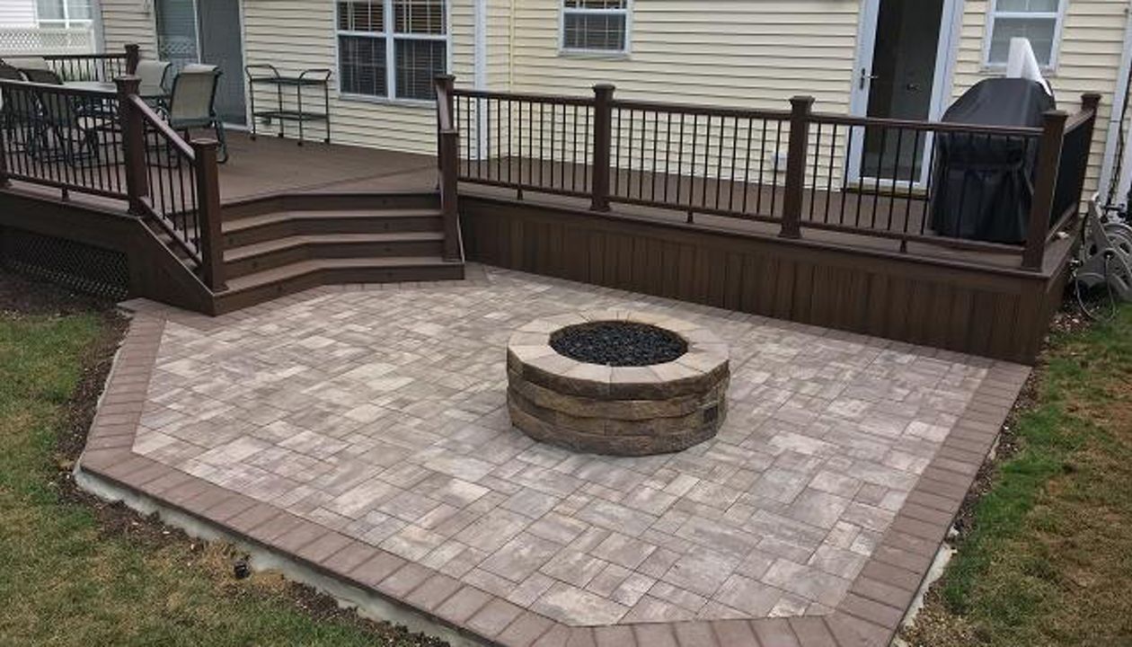 MELVILLE Deck with fire pit and Patio