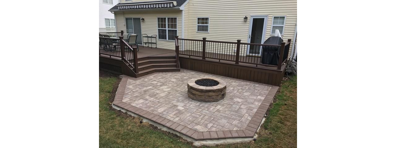 MELVILLE Deck with fire pit and Patio
