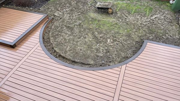 This Trex custom curved composite decking was done on our Trex oven in our workshop on our specially designed jigs, we are England’s only company with a Trex custom curve oven that allows us to curve the boards into different shapes.