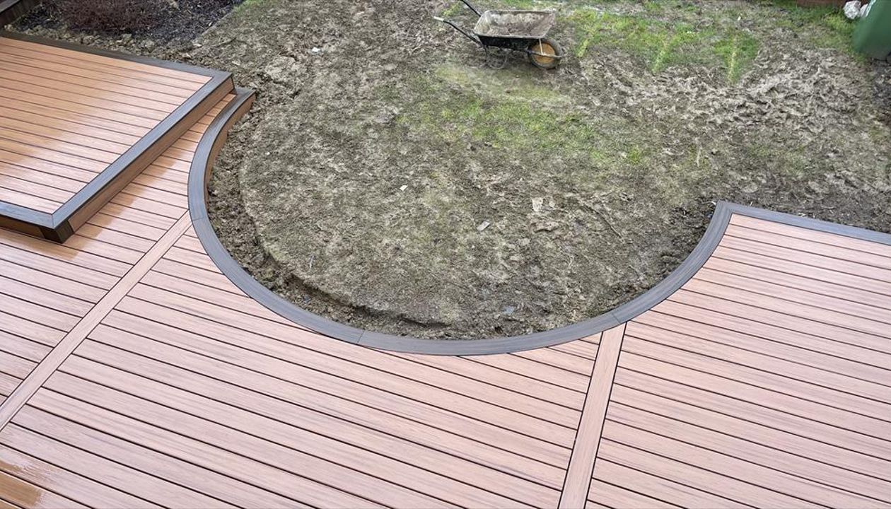 This Trex custom curved composite decking was done on our Trex oven in our workshop on our specially designed jigs, we are England’s only company with a Trex custom curve oven that allows us to curve the boards into different shapes.