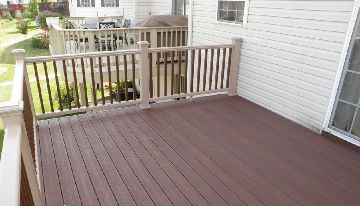 Trex Transcend Tree House Decking, Rope Swing and Tree House Transcend Railing