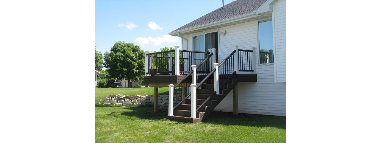 Kaukauna - Spiced Rum decking, white/black railing