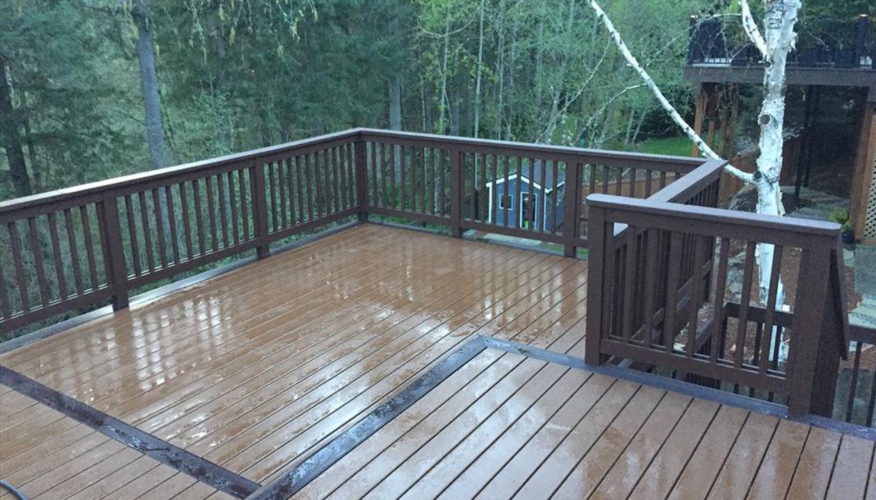 Saddle accent with woodland brown trim and chocolate color rails