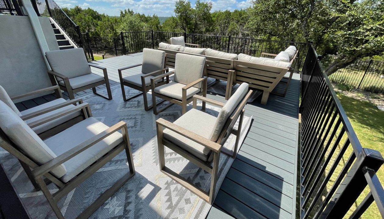 Trex Clamshell and Ornamental Iron Railing