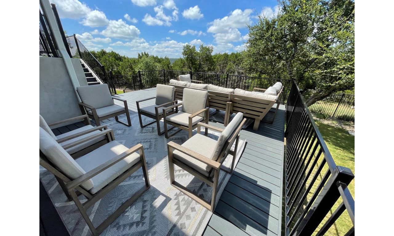 Trex Clamshell and Ornamental Iron Railing