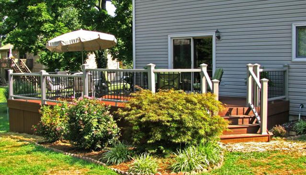 Trex Transcend Deck &amp; Railing in Fire Pit &amp; Gravel Path in Louisville, KY