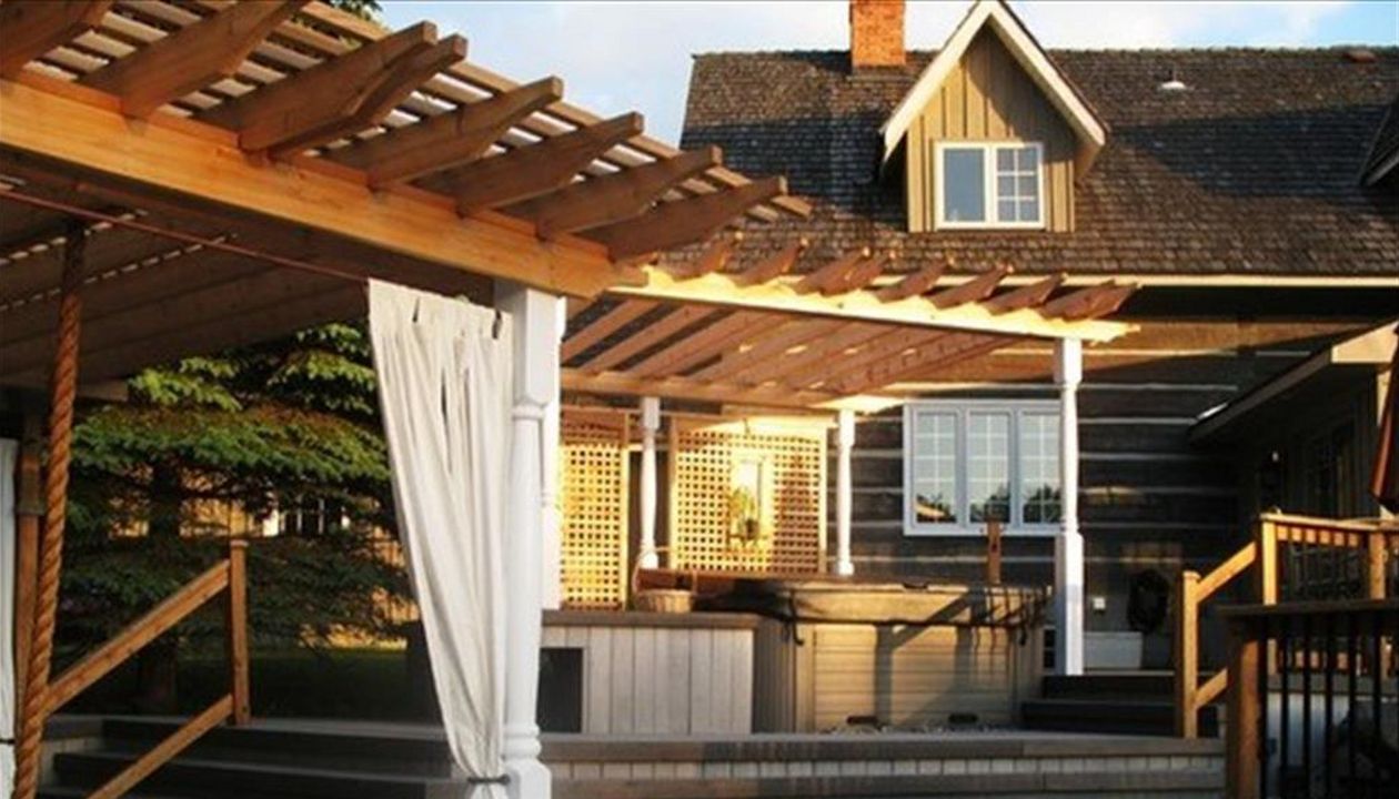 Large deck made with Clam Shell TREX Deck Enhance, built in:  Aurora, King City, Oak Ridges, Richmond Hill, Newmarket, Toronto, Mississauga, Mount Albert, Vaughan, Bradford, Stouffville