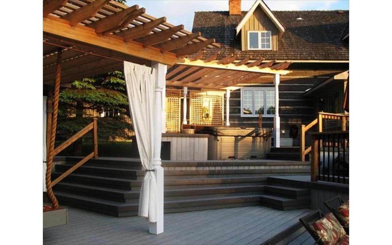 Large deck made with Clam Shell TREX Deck Enhance, built in:  Aurora, King City, Oak Ridges, Richmond Hill, Newmarket, Toronto, Mississauga, Mount Albert, Vaughan, Bradford, Stouffville