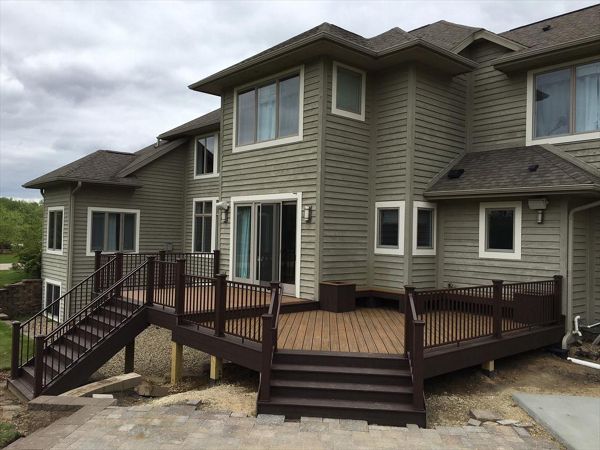 Trex Transcend 2 Tone Deck with Trex Signature Aluminum Railing and Built in Benches &amp; Planters in Rochester MN