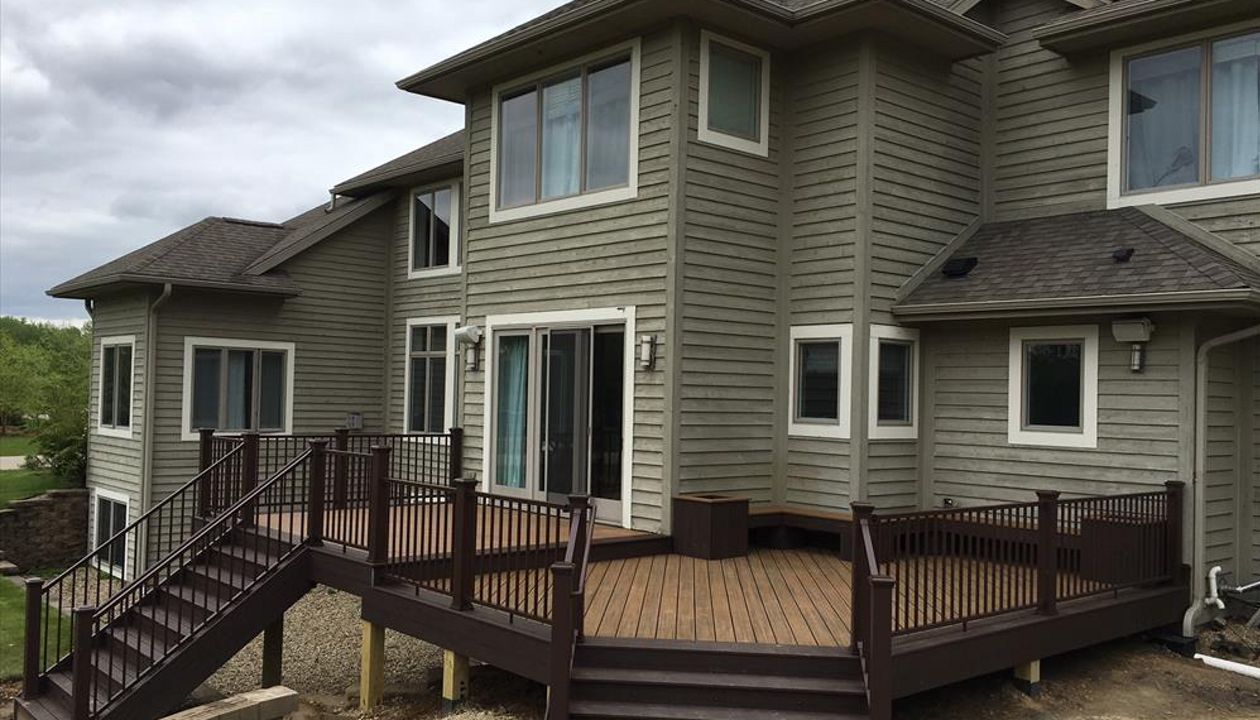 Trex Transcend 2 Tone Deck with Trex Signature Aluminum Railing and Built in Benches &amp; Planters in Rochester MN