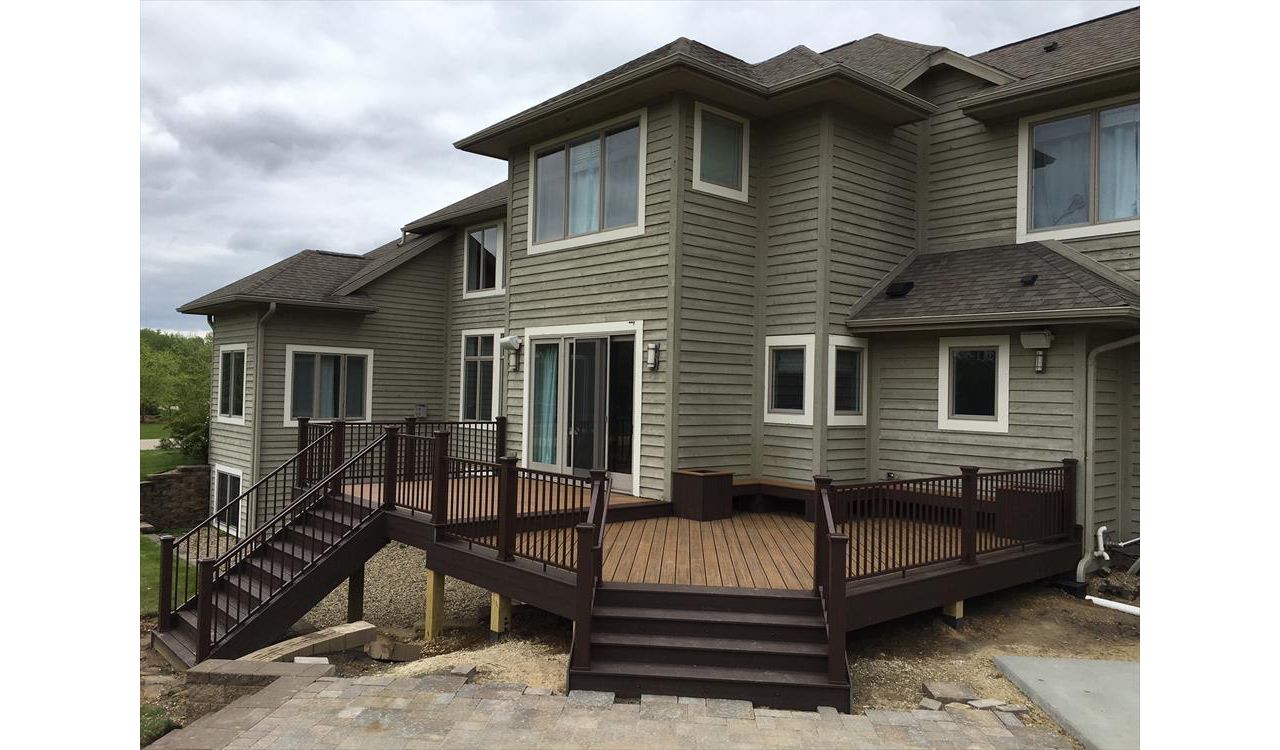 Trex Transcend 2 Tone Deck with Trex Signature Aluminum Railing and Built in Benches &amp; Planters in Rochester MN
