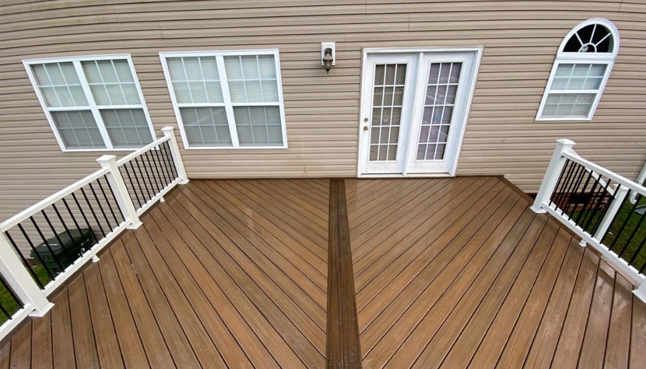 Trex Toasted Sand and Spiced Rum with Trex White Select Railing