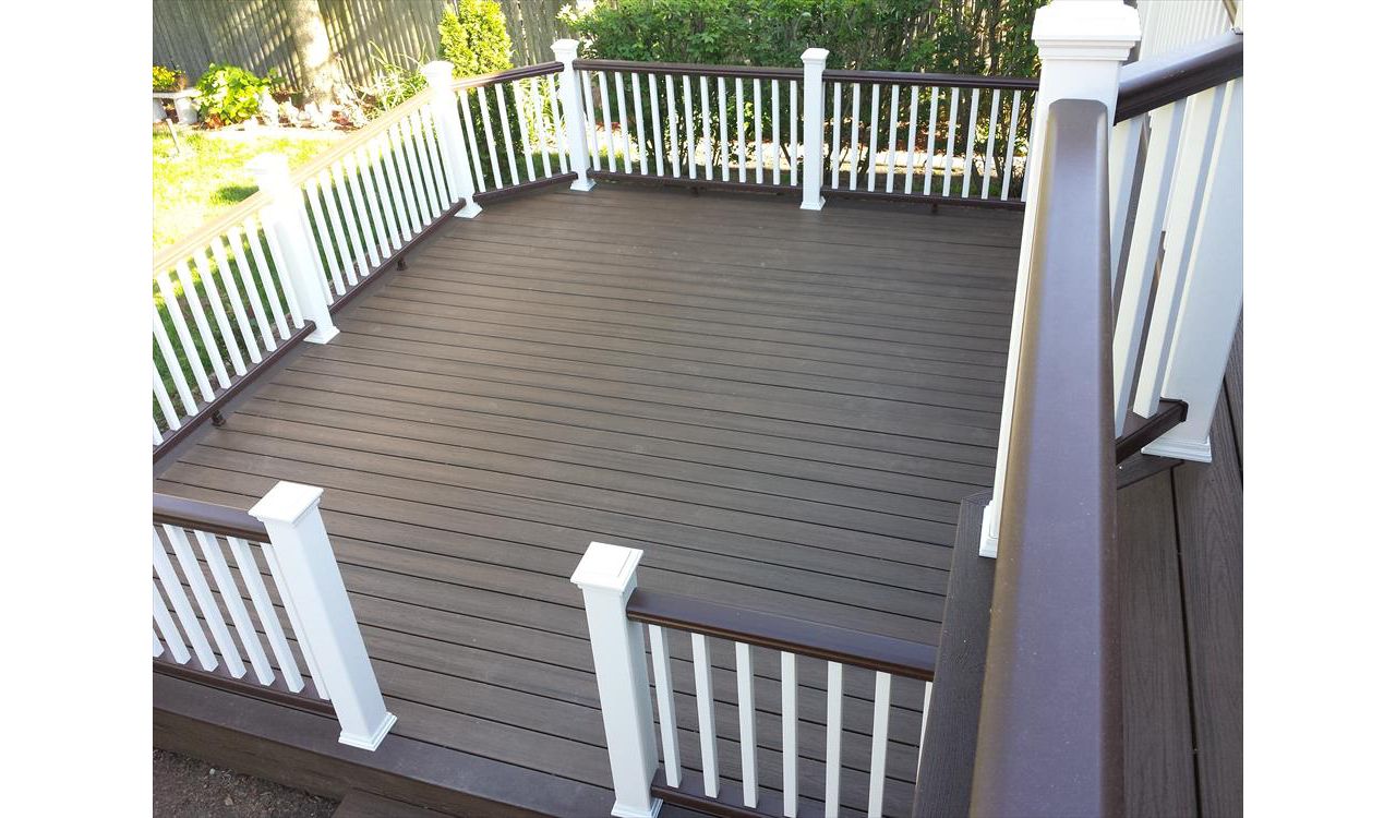 Trex Transcend decking in Spiced Rum with a Vintage Lantern border. Railings have Vintage Lantern top and bottom rails with Classic White posts, caps and balusters.