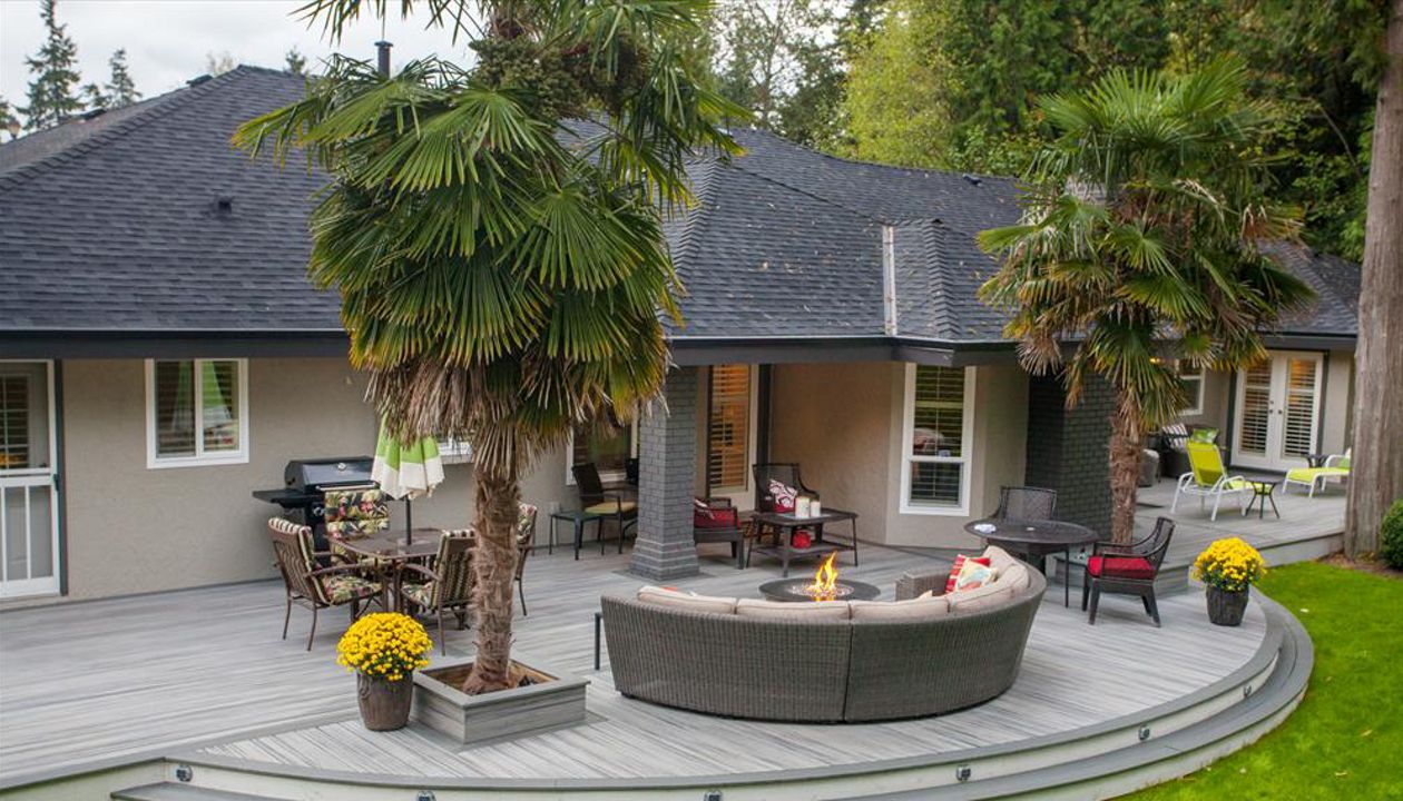 Trex Curved Island Mist Deck with Clam Shell Border