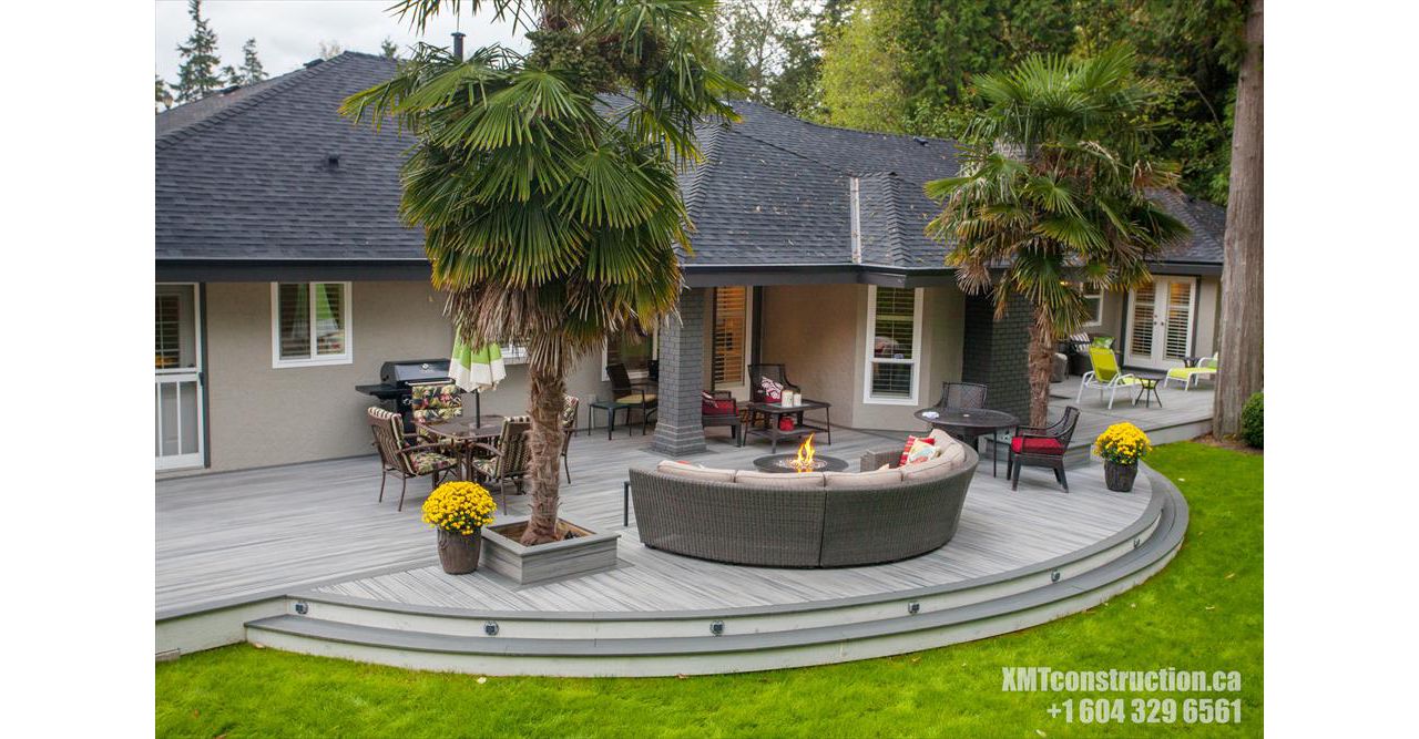 Trex Curved Island Mist Deck with Clam Shell Border