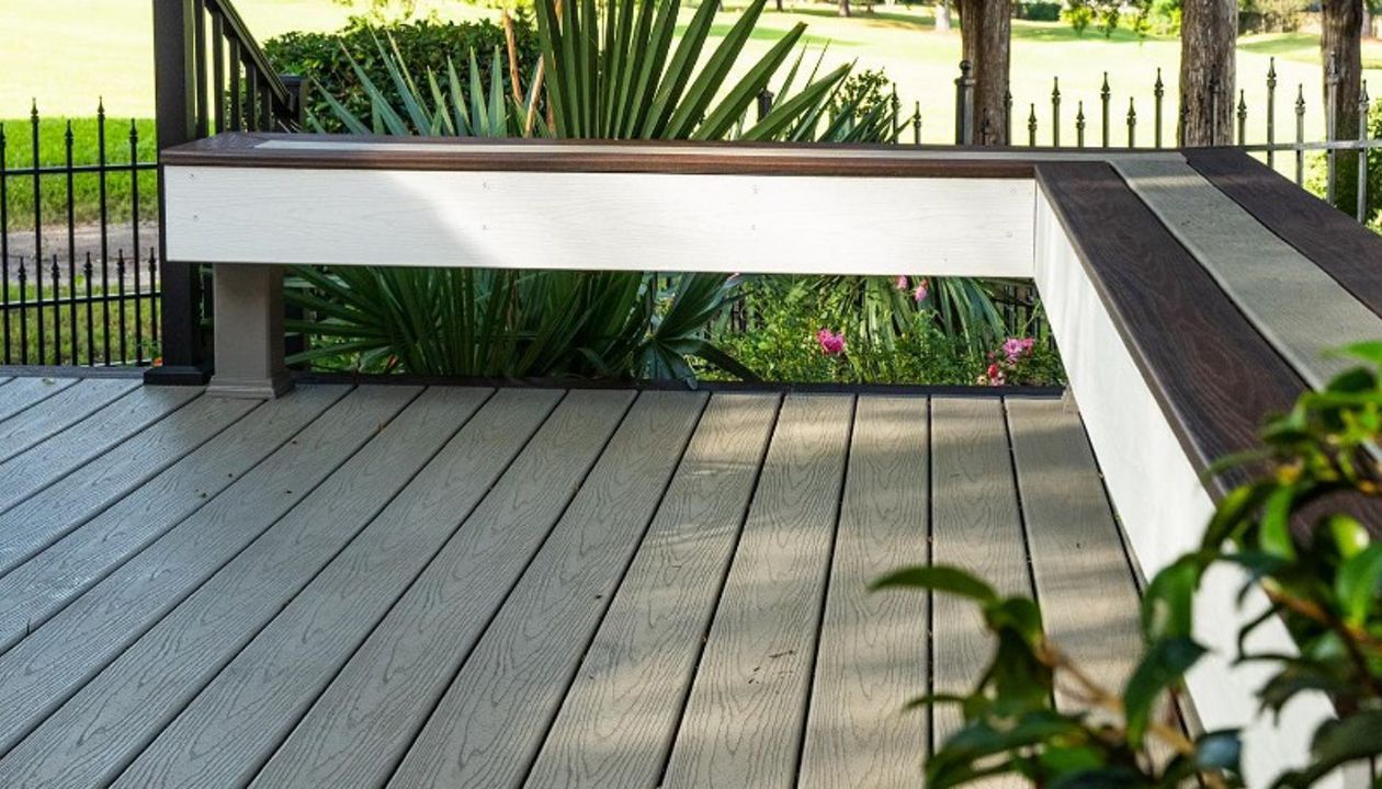 Trex Transcend Gravel Path deck with Lava Rock and White Trex Fascia