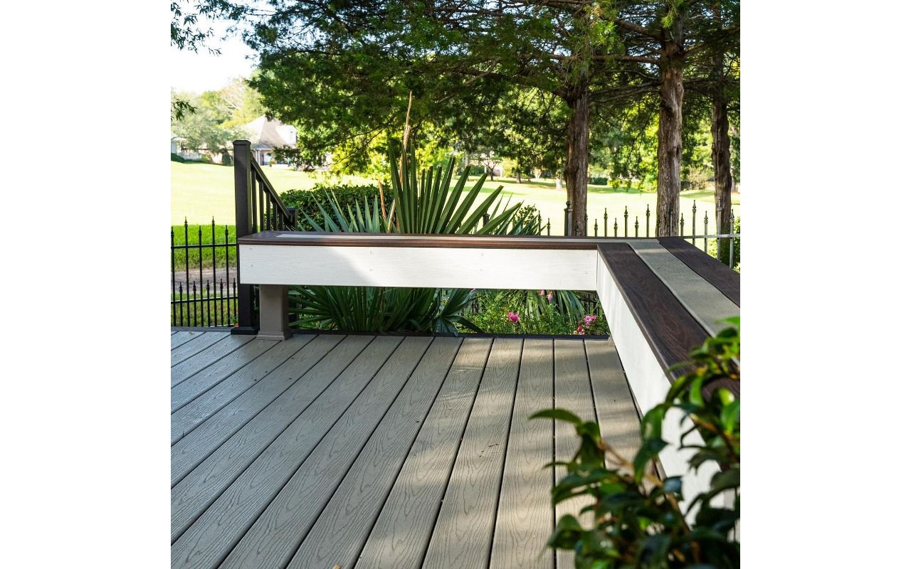 Trex Transcend Gravel Path deck with Lava Rock and White Trex Fascia