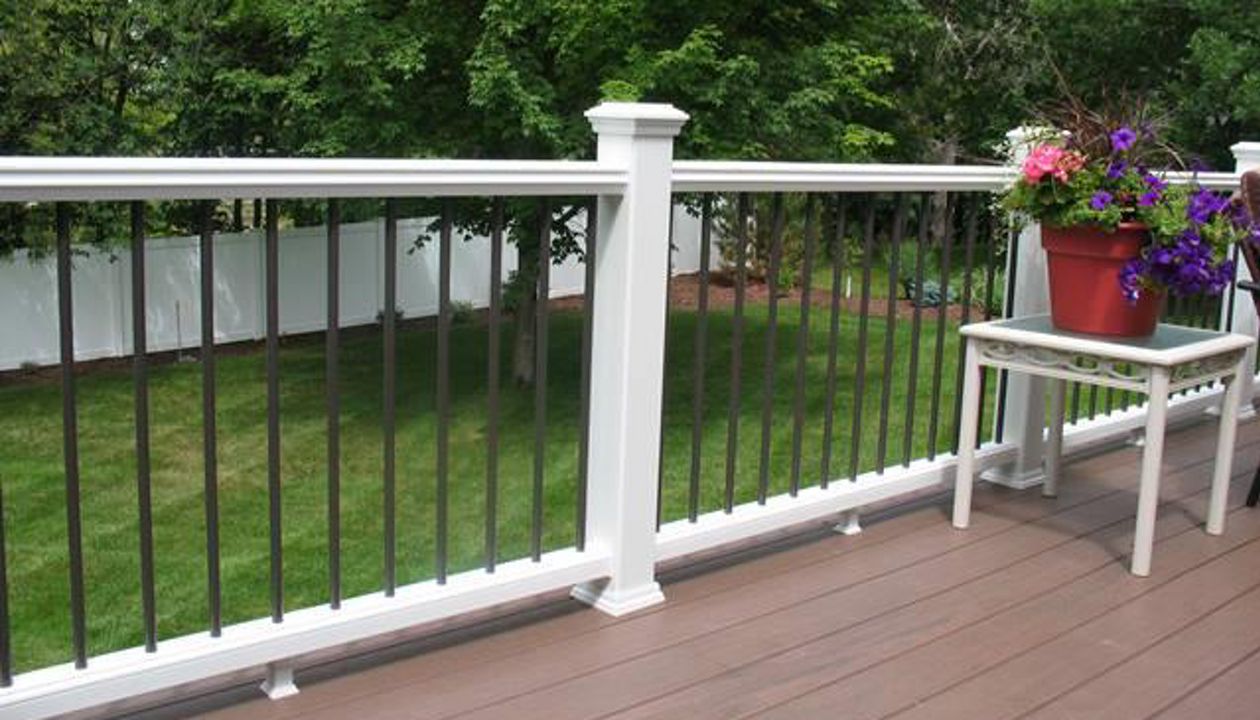 Trex White Railing with Aluminum Spindles Excelsior, MN