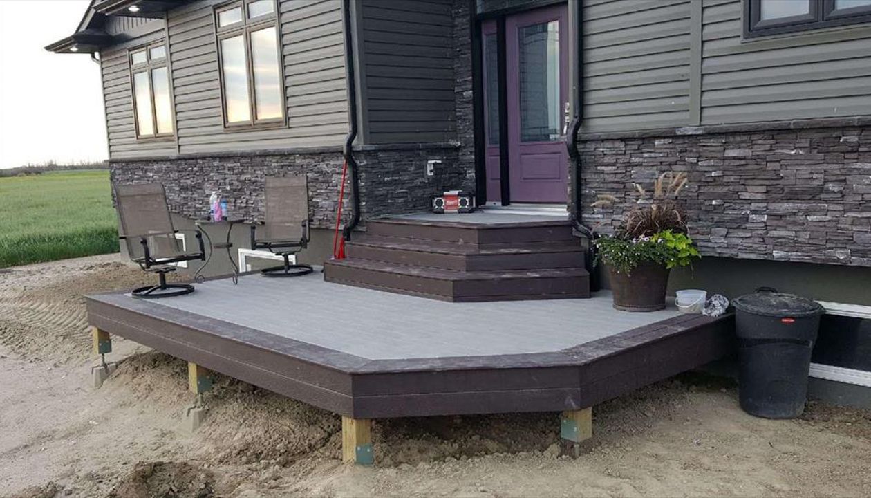 Beautiful Front Deck to enjoy the Rural Scenery