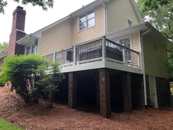 Trex Select Pebble Grey deck & Select Classic White railing in High Point, NC