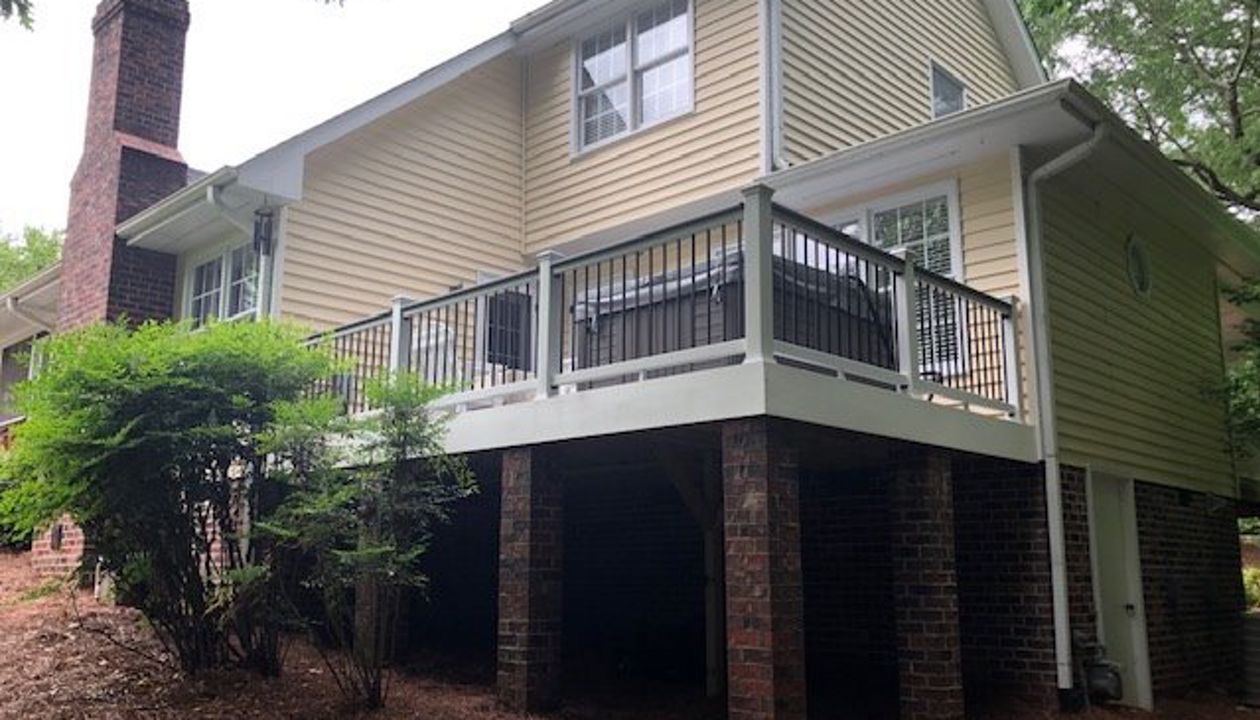 Trex Select Pebble Grey deck & Select Classic White railing in High Point, NC