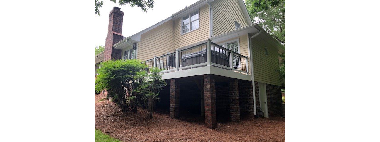 Trex Select Pebble Grey deck & Select Classic White railing in High Point, NC