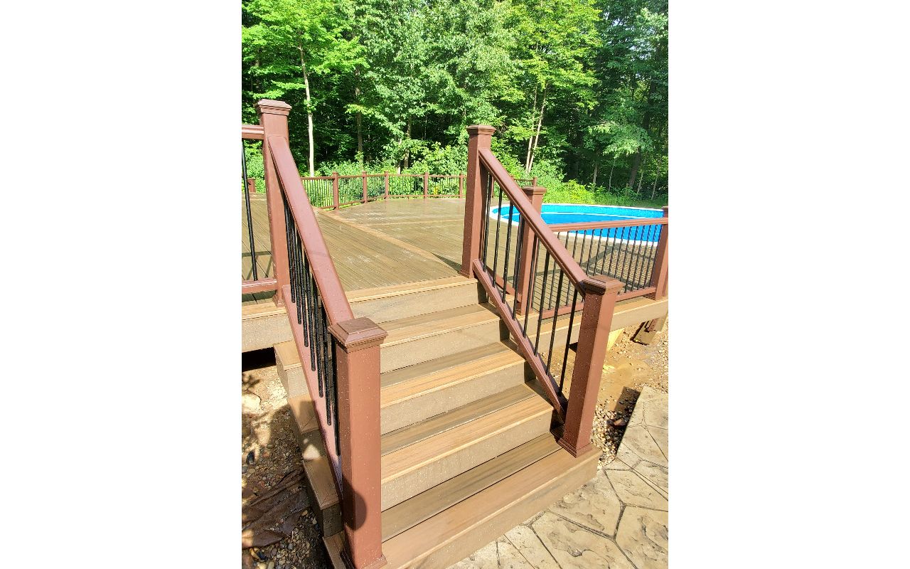 South Lyon - Toasted Sand border with Coastal bluff decking