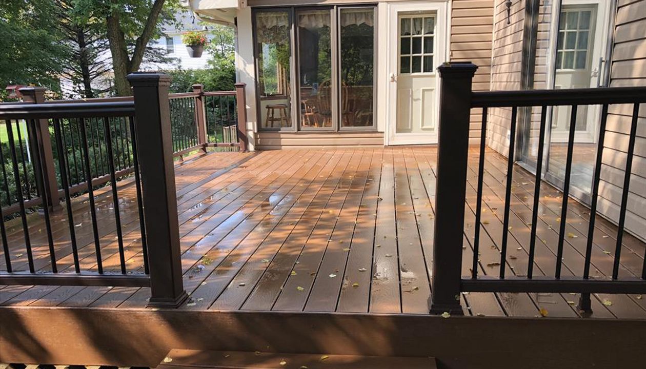 Low level deck installed with Trex Saddle Brown decking.