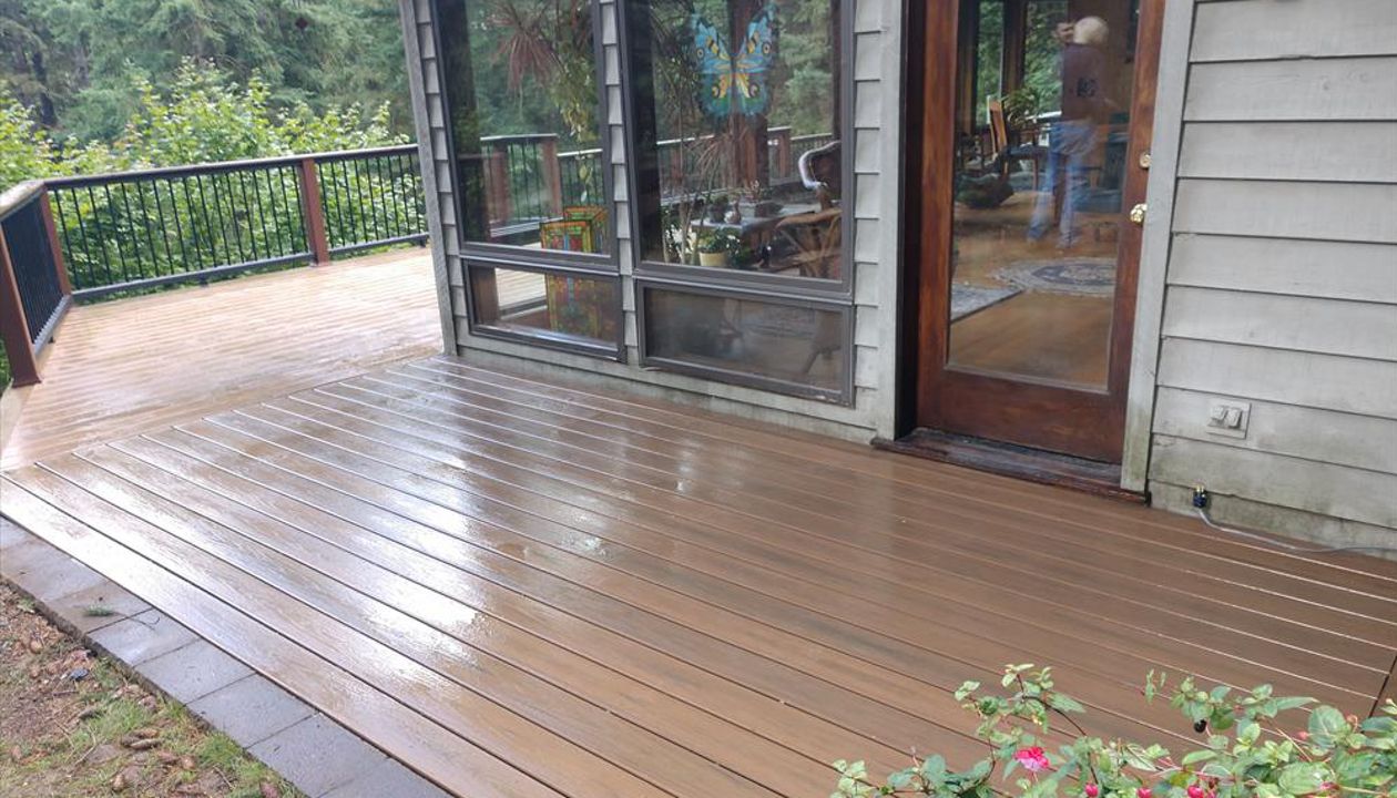 Trex Toasted Sand with Transcend Cocktail Railing