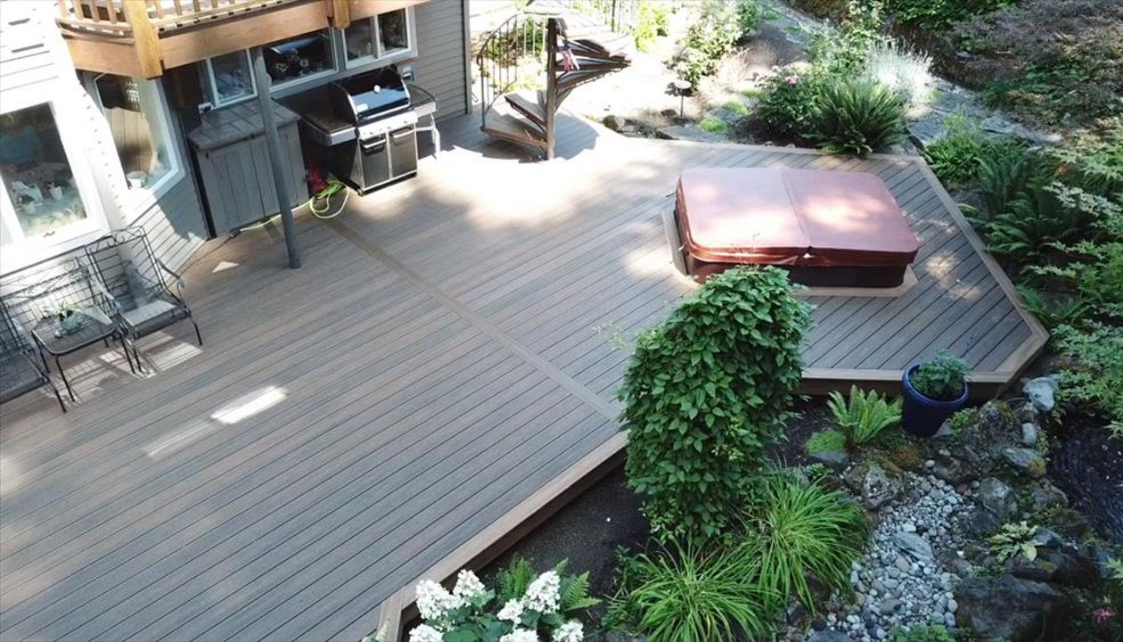 Salmon Creek, WA Trex Transcend Deck in the Spiced Rum color.