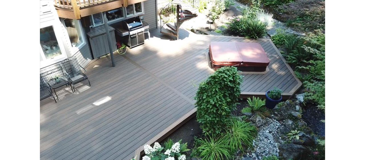 Salmon Creek, WA Trex Transcend Deck in the Spiced Rum color.