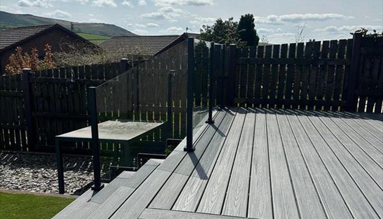 TREX Transcend Island Mist Decking with TREX Enhance Naturals Calm Water Borders completed in Diggle