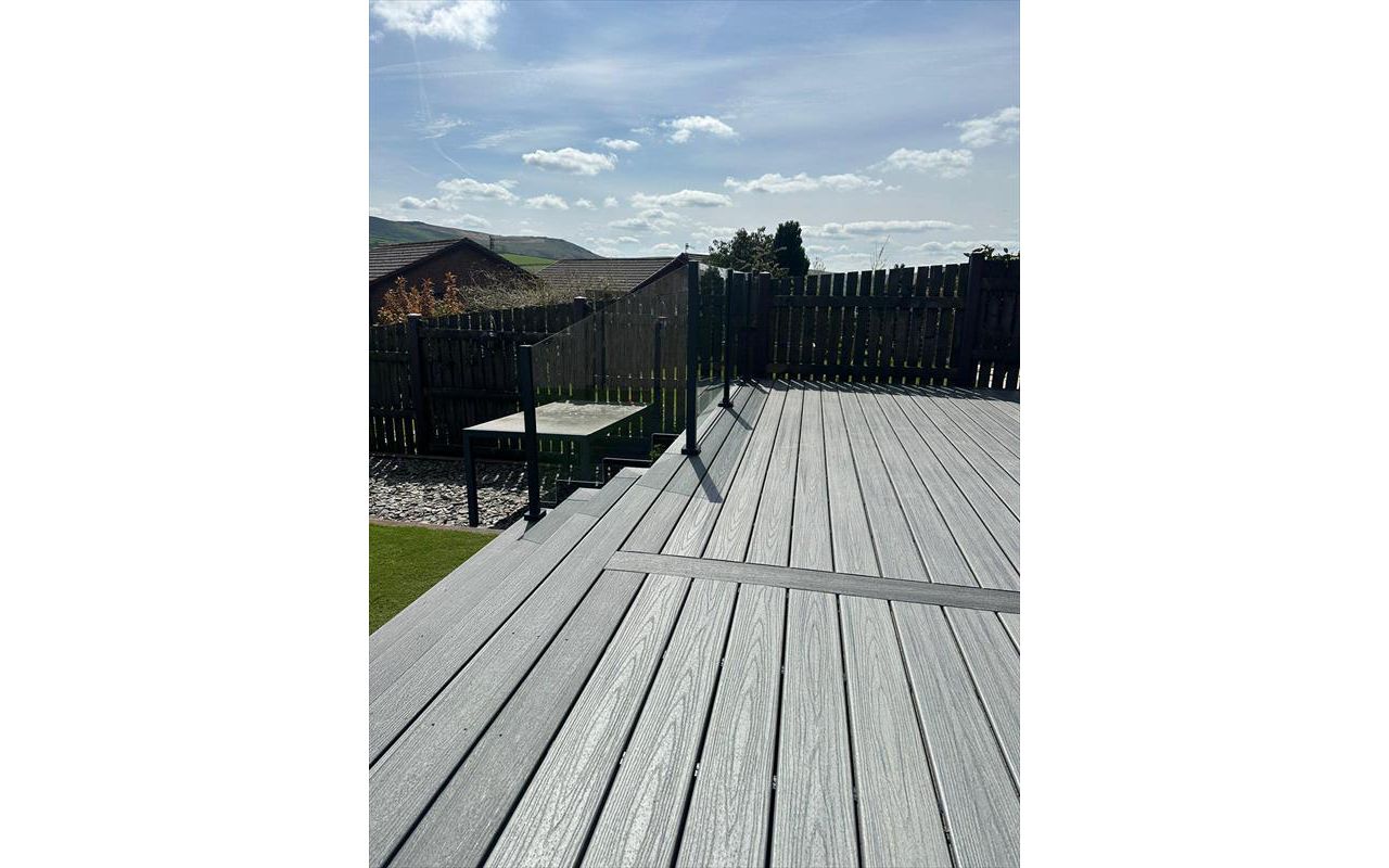 TREX Transcend Island Mist Decking with TREX Enhance Naturals Calm Water Borders completed in Diggle